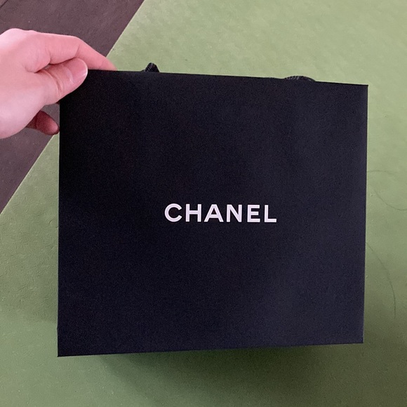 Authentic Chanel shopping bag with camellia flower - Picture 3 of 6